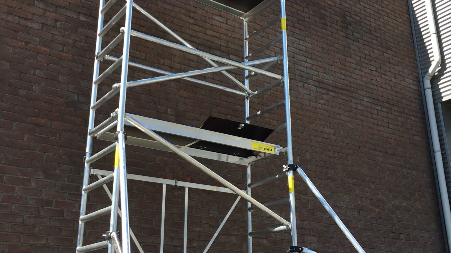 Rolsteiger met stabilisatoren tegen een bakstenen gevel