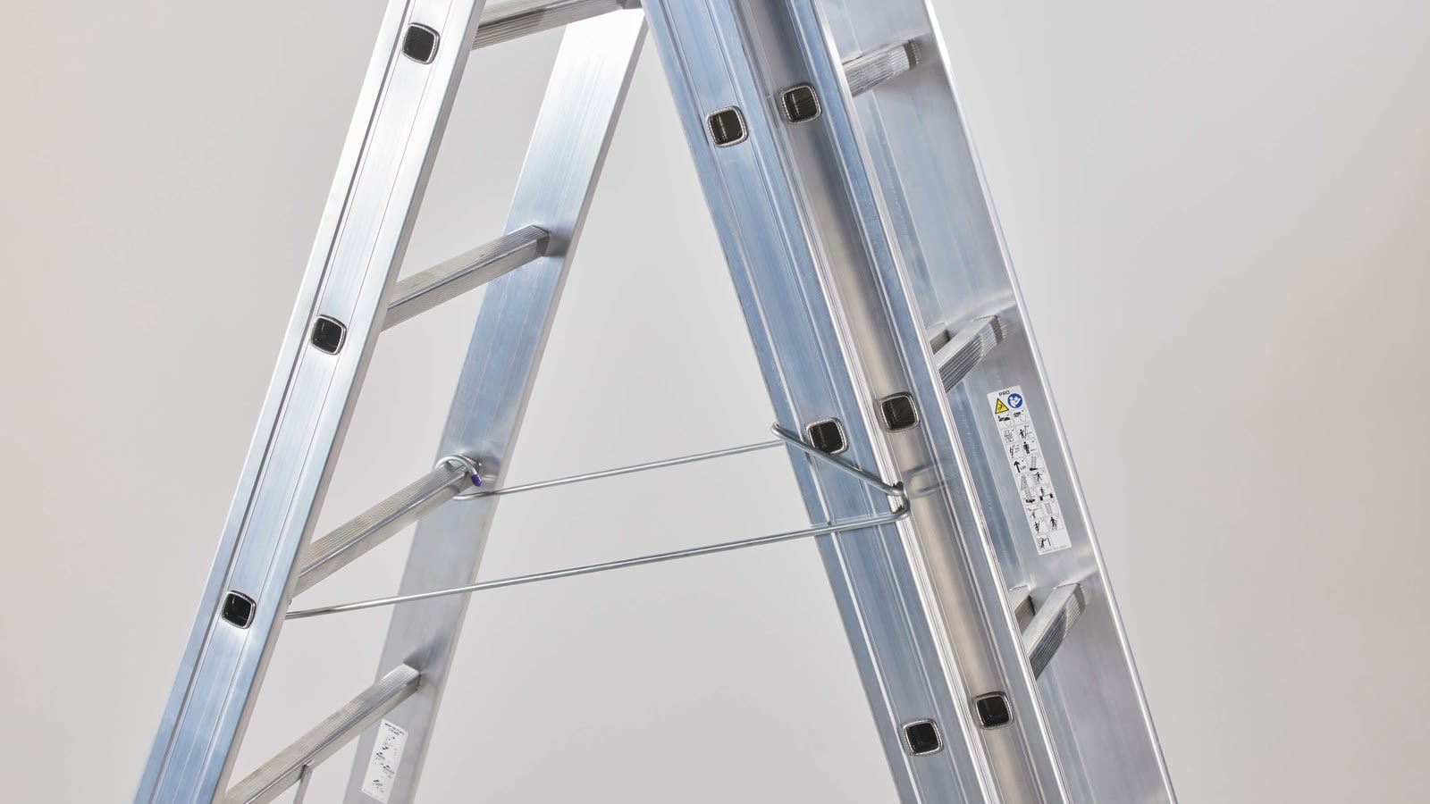 Driedelige reformladder als trap opgesteld