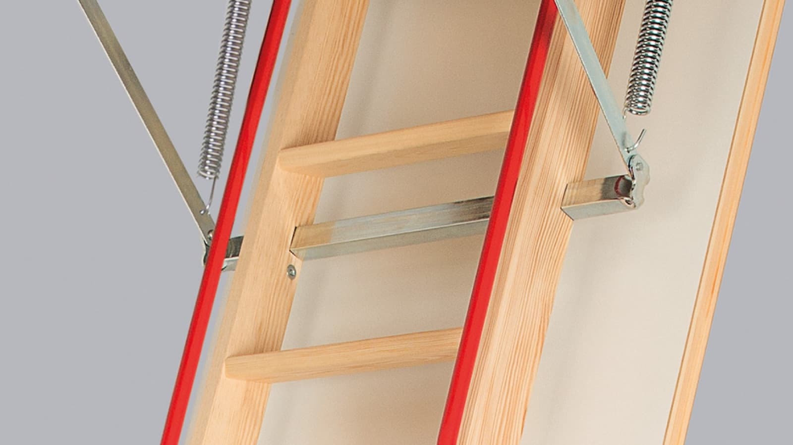 Houten vlizotrap met leuning en veren van dichtbij