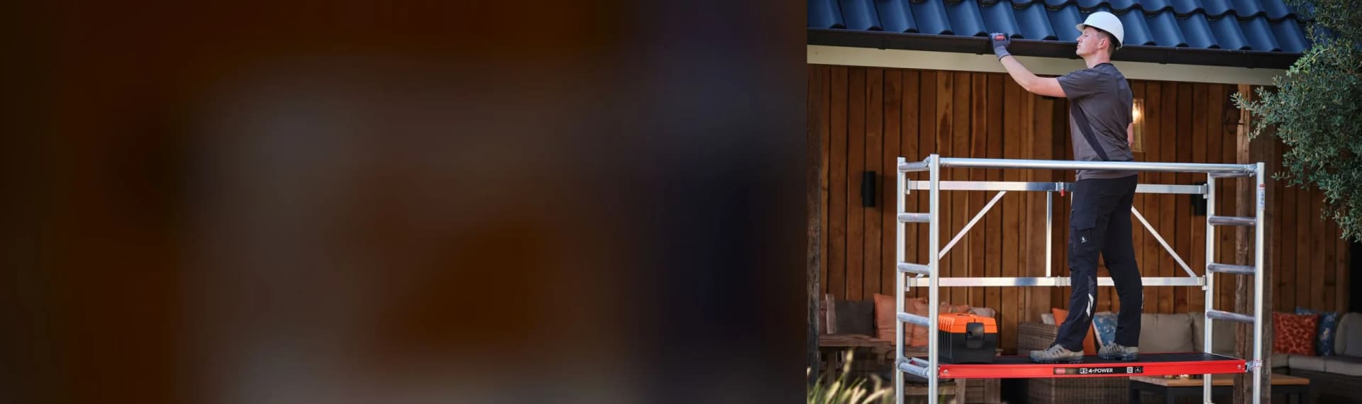 Kamersteiger Altrex RS 44-POWER binnen tegen een plafond