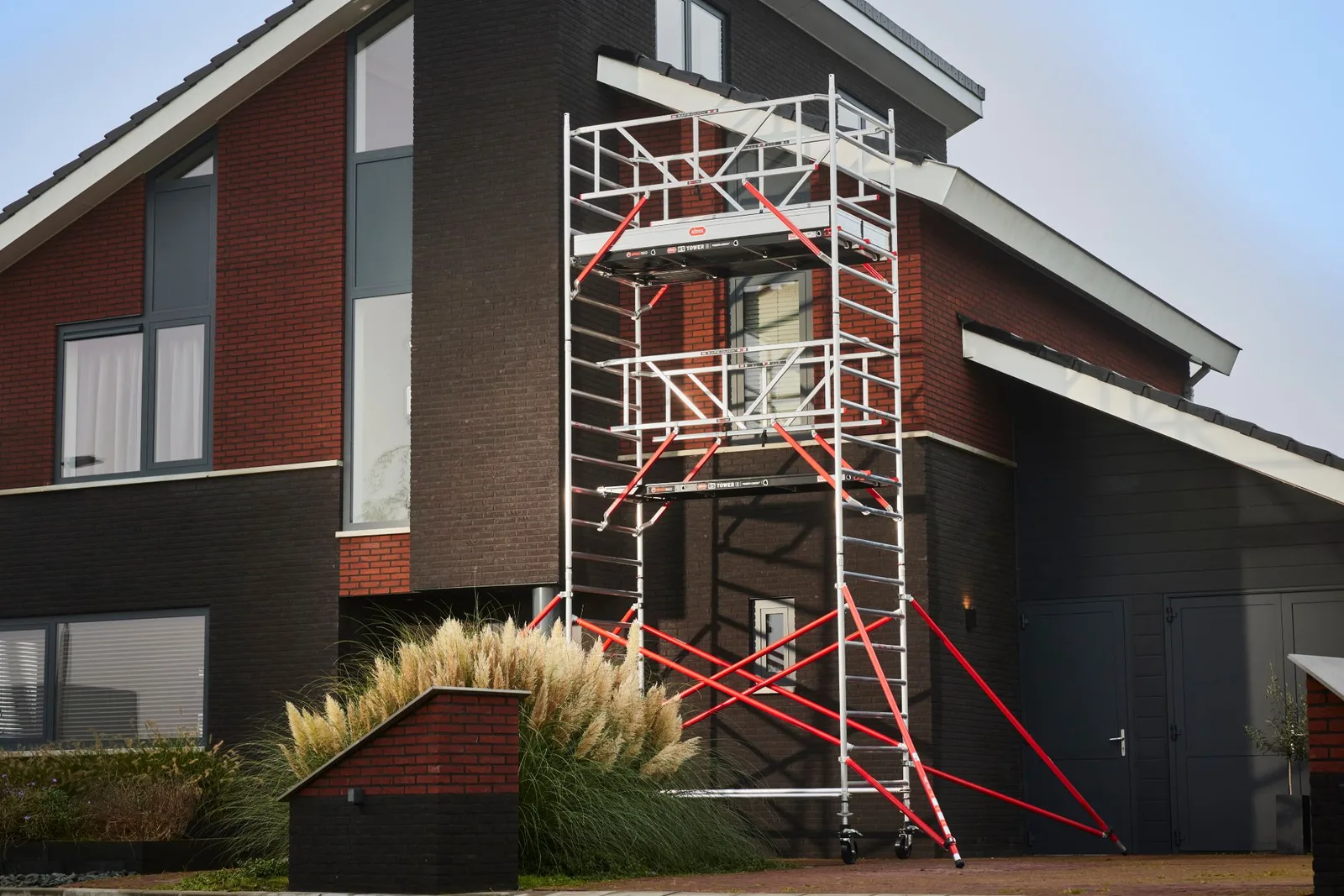 Rolsteiger kiezen: een Altrex RS TOWER rolsteiger tegen een gevel