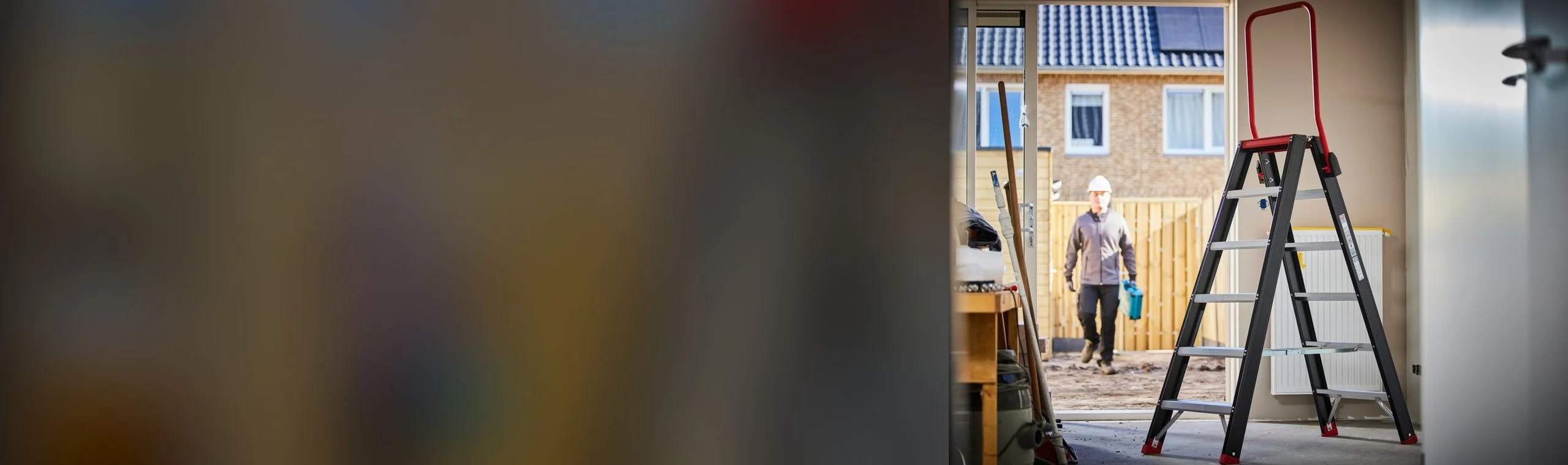 Dubbel oploopbare trap van Altrex in een werkruimte