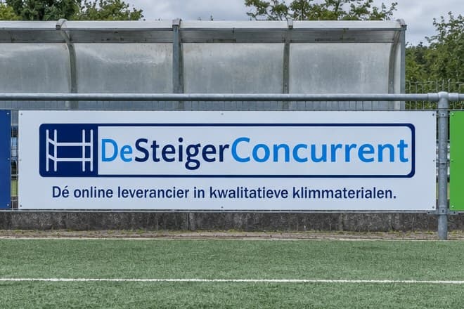 Ons reclamebord langs het korfbalveld van KV Juventa