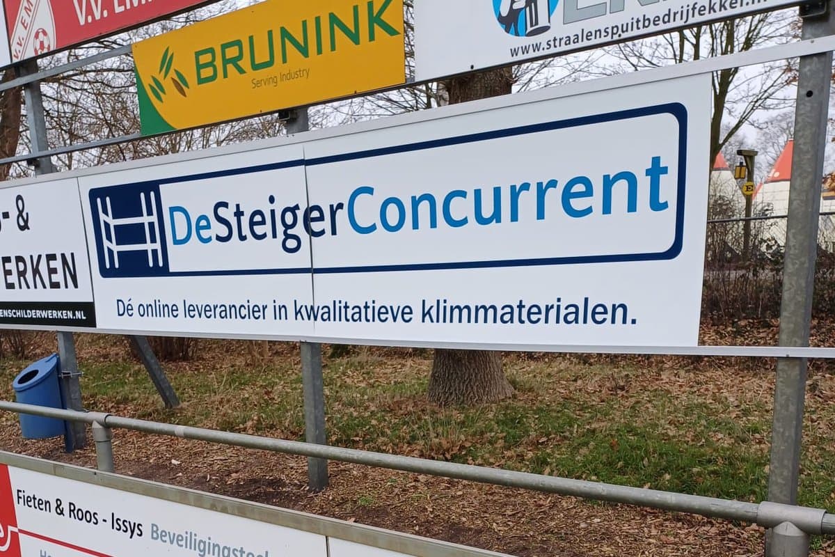 Ons reclamebord langs het voetbalveld van SC Lutten